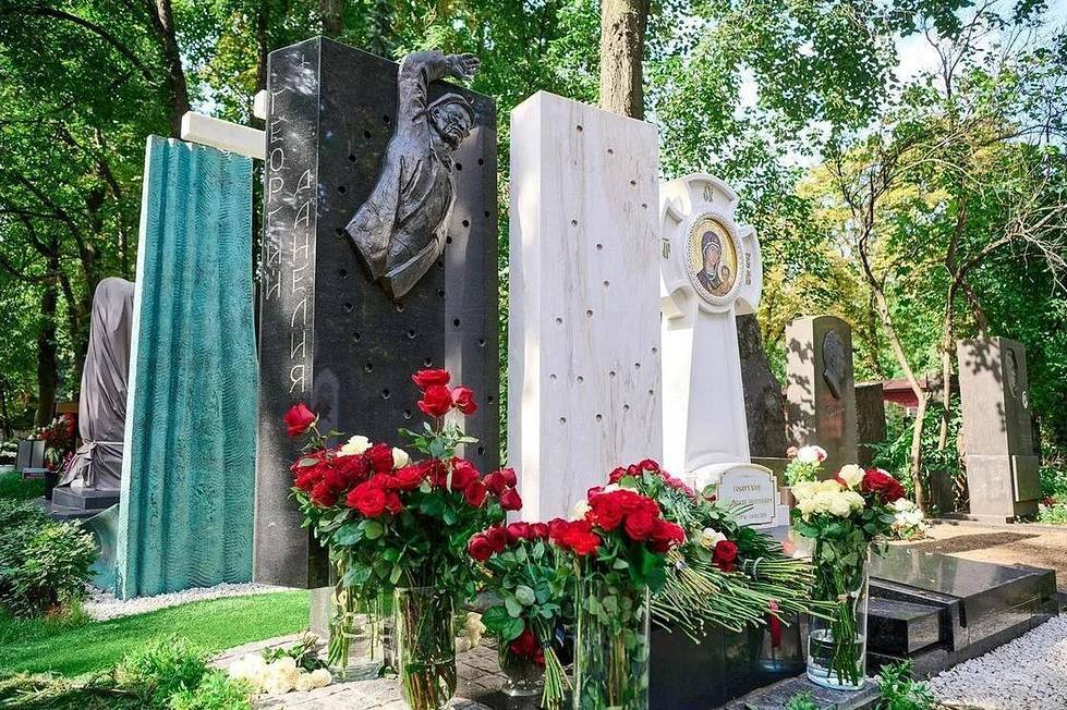 Памятник Георгию Данелии установили на могиле режиссера на Новодевичьем кладбище в Москве