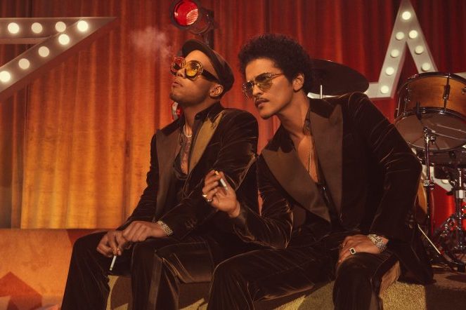Группа Silk Sonic, в состав которой входят Бруно Марс и Anderson .Paak, представила новую композицию «Smoking Out The Window»