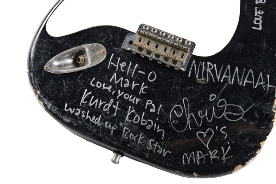Разбитая гитара Fender Stratocaster Курта Кобейна ушла с аукциона за 596 тыс. долларов