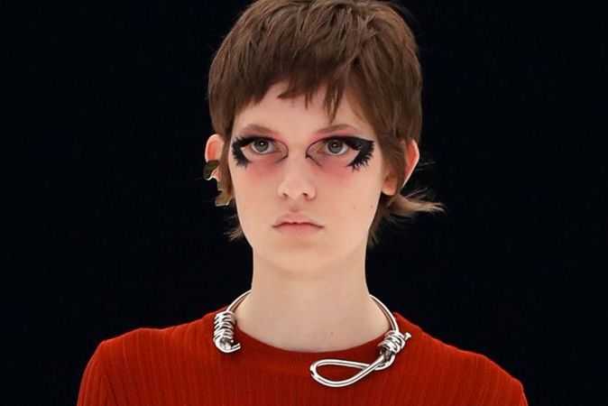 Модный дом Givenchy попал под огонь критики, продемонстрировав на показе Весна-лето 2022 колье в форме удавки