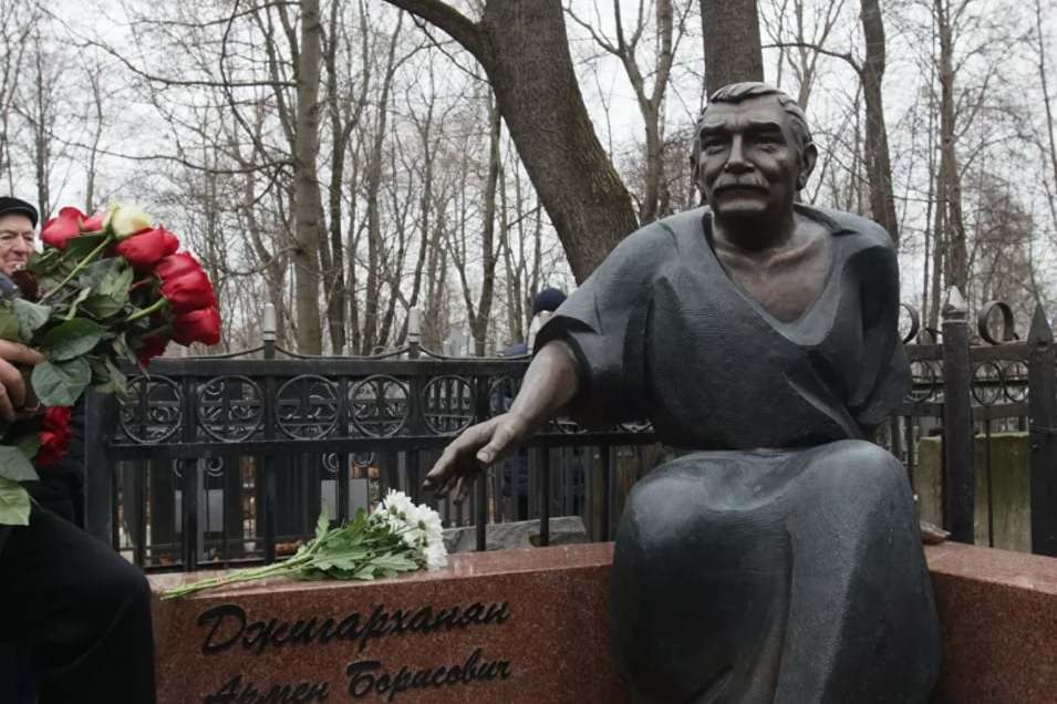 К годовщине со дня смерти: на Ваганьковском кладбище в Москве открыт памятник Армену Джигарханяну 