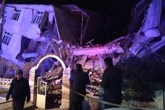 Сильное землетрясение в Турции: более 20 погибших, десятки остались под завалами 