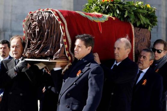 В Испании останки диктатора Франко вывезены из мавзолея для захоронения на кладбище в Мадриде: это разделило страну на два лагеря
