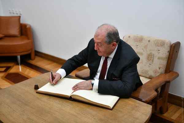 «Կանգ առնելը երբեք ուշ չէ, փորձենք ապրել ավելի առողջ կենսակերպով»․ նախագահը ստորագրեց «հակածխախոտային» փաթեթը