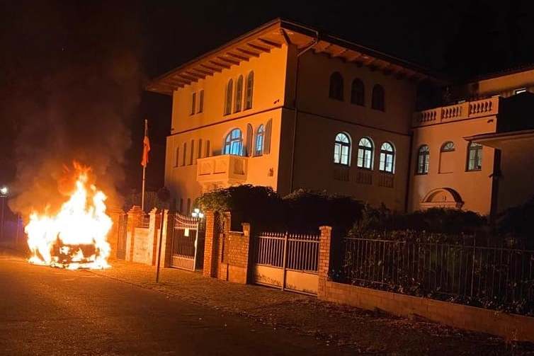 В Берлине подожгли служебную машину посольства Армении