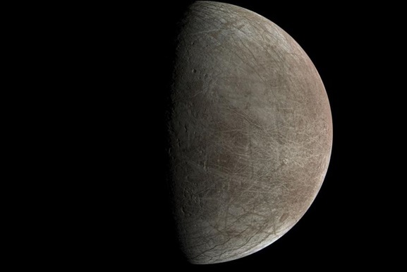 Спутник NASA Юнона сделал редкий снимок покрытой льдом поверхности Юпитера
