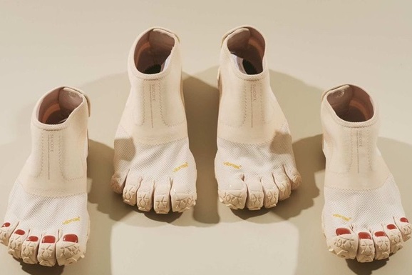 Японский бренд выпустил ботинки в виде человеческой ноги с окрашенными ногтями