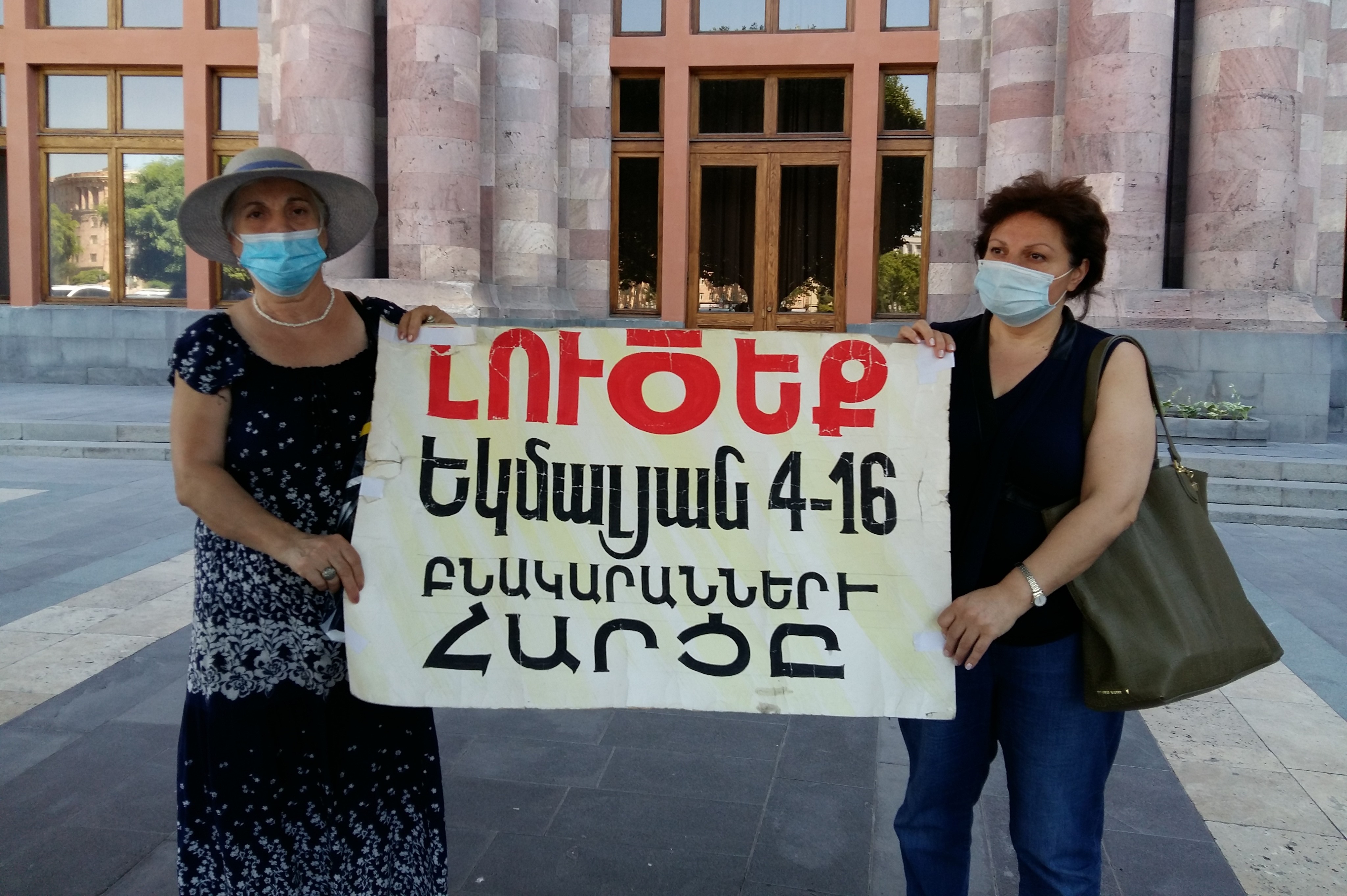 «Իրենք տուն են գնում՝ մենք չգիտենք ուր գնանք, արդեն 15 տարի»․ պետության կարիքների համար Եկմայլանի օտարված տների բնակիչները կառավարության առջև էին