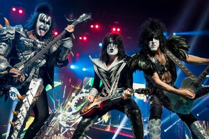 Всего 8 людей и очень много акул: группа KISS выступит на подводном концерте в Индийском океане	