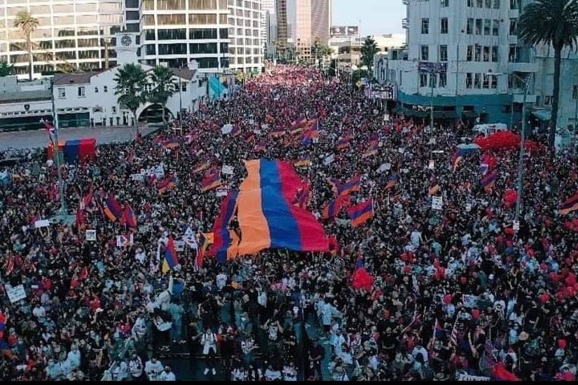 В Лос-Анджелесе армянская община провела многолюдную мирную акцию протеста