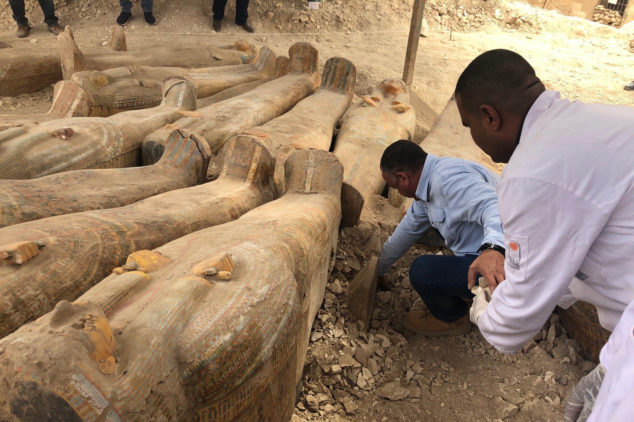 Археологическая сенсация: в Египте обнаружили захоронение с 20 нетронутыми саркофагами