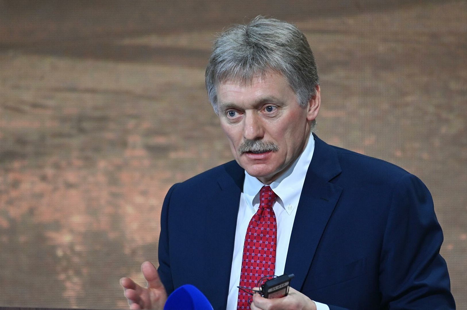 Песков: Москва призывает ряд столиц успокоиться и отказаться от антироссийского психоза