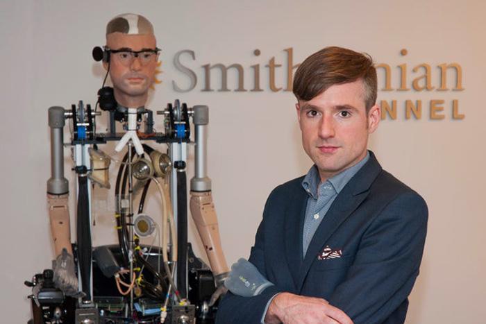 Родившийся без части левой руки музыкант превратил свой протез в устройство, которое позволяет преобразовывать мысли в музыку