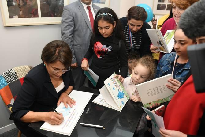 Нуне Саркисян представила детям книгу, написанную ею и ее внучкой