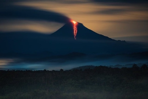 В Эквадоре произошло извержение вулкана Сангай: более десяти населенных пунктов засыпало пеплом 