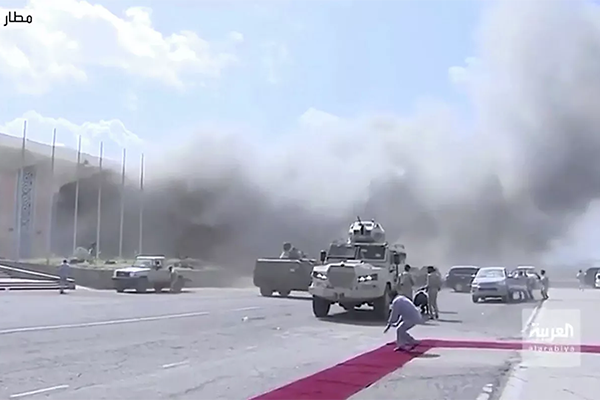 Мощный взрыв прогремел в аэропорту Адена в момент прибытия правительства