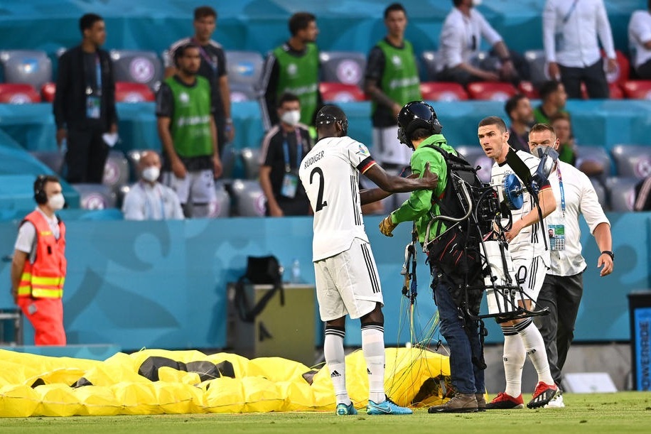 В начале поединка чемпионата Европы в Мюнхене на поле приземлился парашютист: футболисты были откровенно поражены происходящим