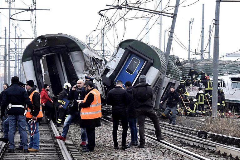 В Италии пассажирский поезд сошел с рельсов: есть погибшие, множество раненых