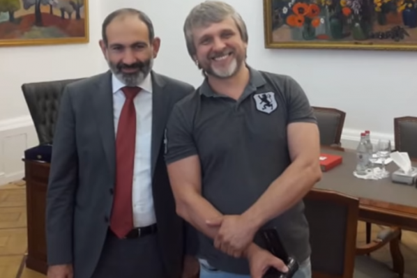 Նիկոլ Փաշինյանի աշխատավարձի չափը, կոստյումի և ժամացույցի գինը․ ռուս բլոգերը՝ հարցազրույցի մանրամասներով