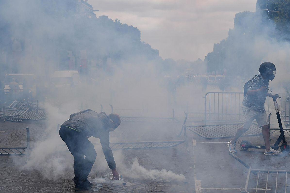 В Париже протестующие начали строить баррикады на Елисейских полях