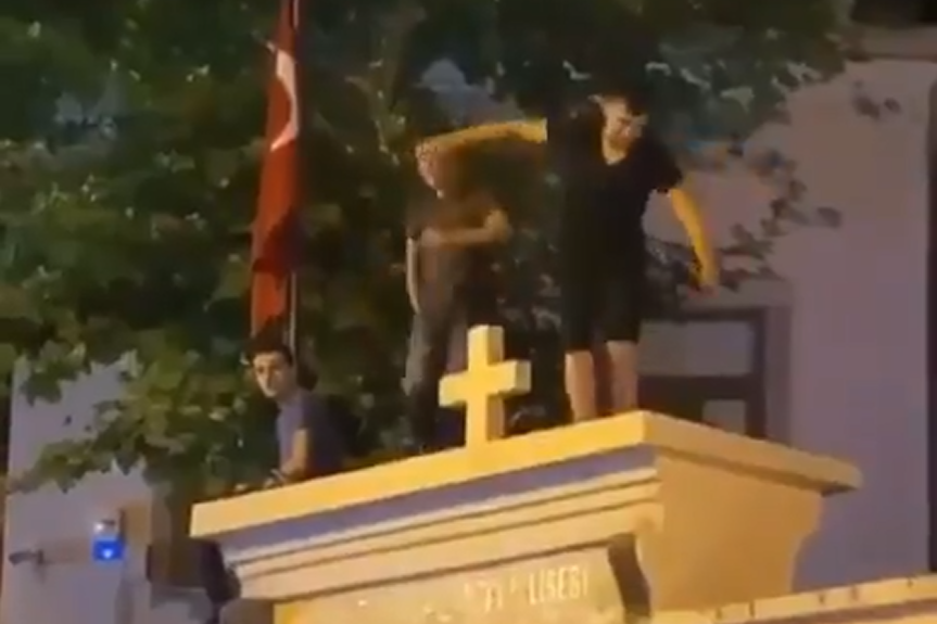 В Стамбуле задержали мужчин, танцевавших на стене армянского храма