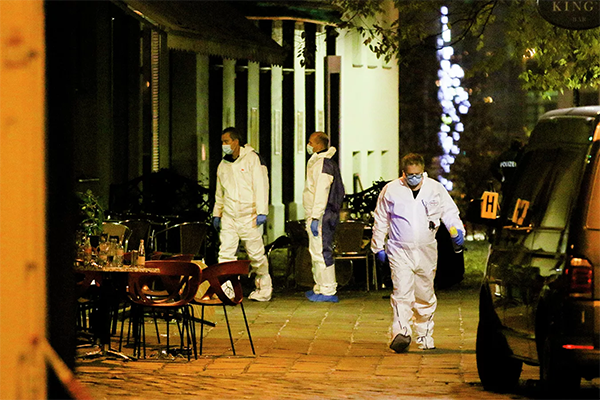 Глава МВД Австрии раскрыл детали биографии убитого в Вене террориста