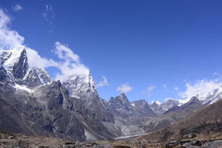 Последствия глобального потепления: Эверест вместо снега начал покрываться травой 