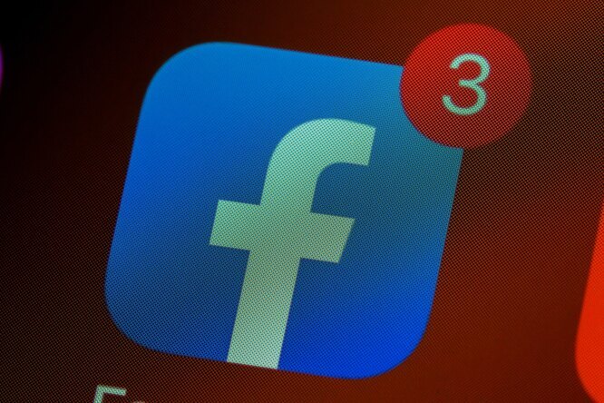 Facebook усиливает борьбу с фейковыми новостями, связанными с коронавирусом