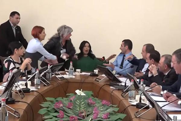 Мать погибшего военнослужащего в парламенте Армении выплеснула стакан воды в лицо следователя
