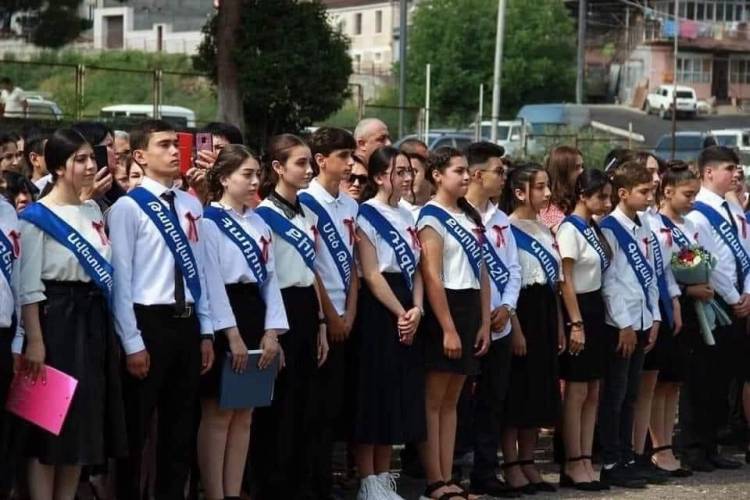  «Հադրութ», «Շուշի», «Թաղավարդ». արցախցի շրջանավարտները կրել են կորսված գյուղերի և քաղաքների անվանումներով ժապավեններ