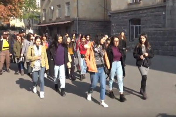 Բանասիրականի ուսանողները դիմում-նամակ հանձնեցին ԵՊՀ ռեկտորի ժ/պ-ին ու գիտխորհրդին, ապա վերադարձան դասի