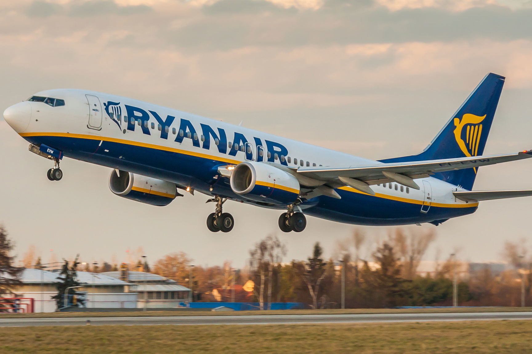 Авиакомпания «Ryanair» продлила полеты в ограниченном режиме на неделю