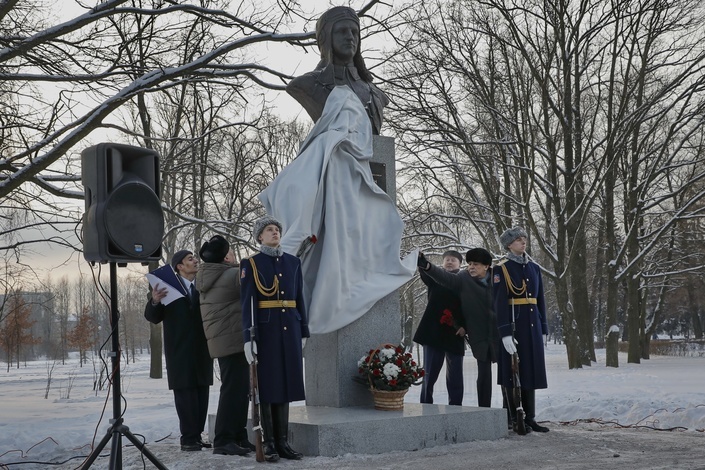 В Санкт-Петербурге открыли памятник легендарному летчику Нельсону Степаняну