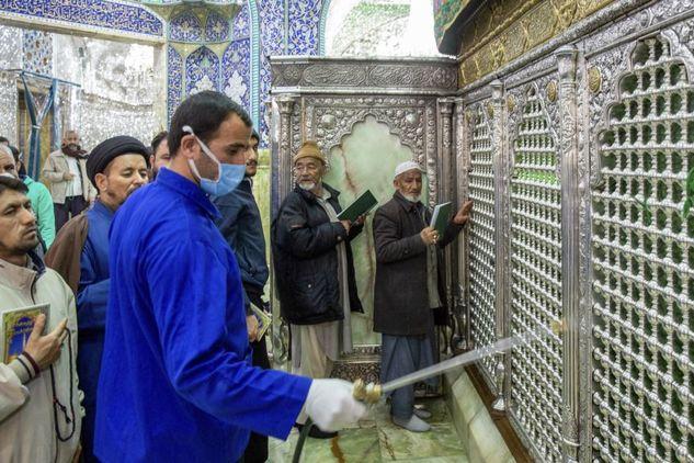 Верующие в Иране облизывают ворота мечетей. Так они показывают, что не боятся коронавируса