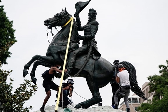 В Вашингтоне полиция применила перцовый газ для разгона толпы, пытающейся снести памятник Эндрю Джексону
