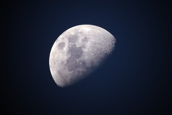 Китайский луноход сделал на поверхности Луны необычный снимок ранее неизвестного объекта