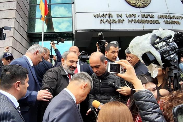 Премьер министр-министр Никол Пашинян приехал к зданию суда в центре Еревана