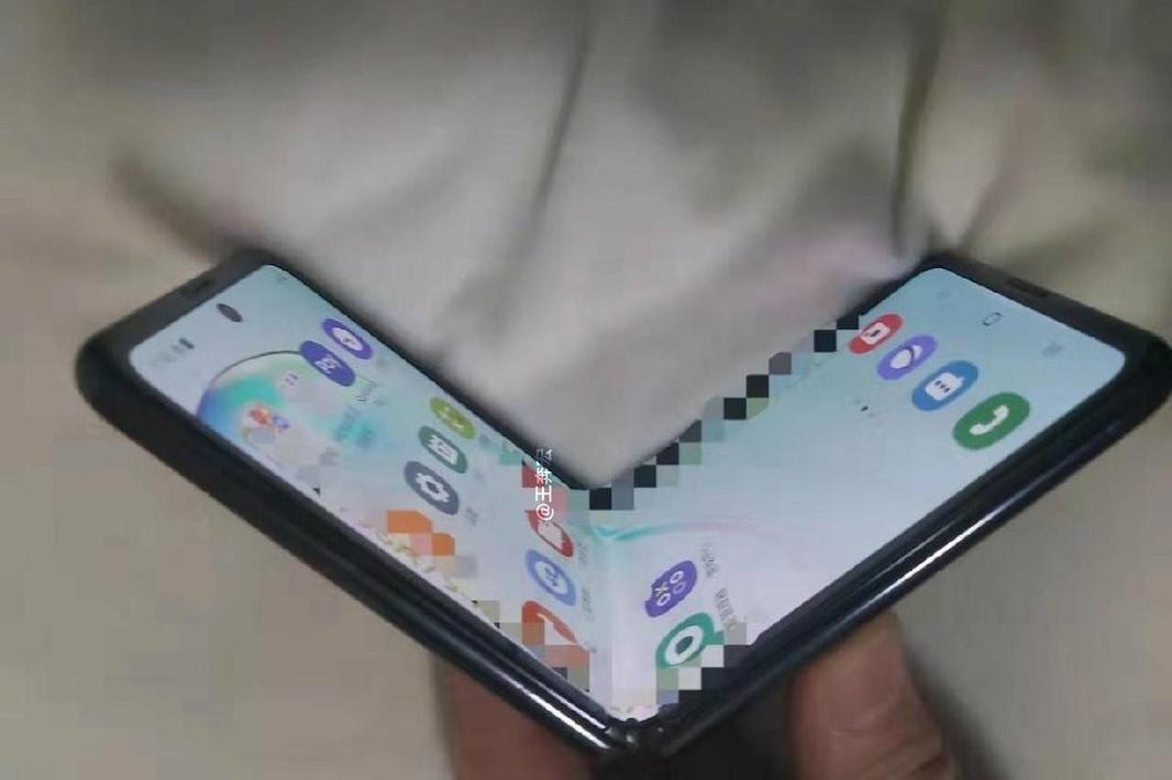 Будущий складной смартфон Samsung может получить первый в мире гибкий экран, имеющий стеклянное, а не пластиковое покрытие 
