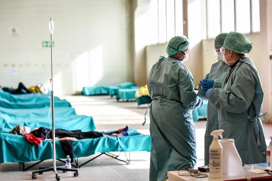 Итальянский врач опубликовал душераздирающий пост о коронавирусе. Нас захлестнуло цунами