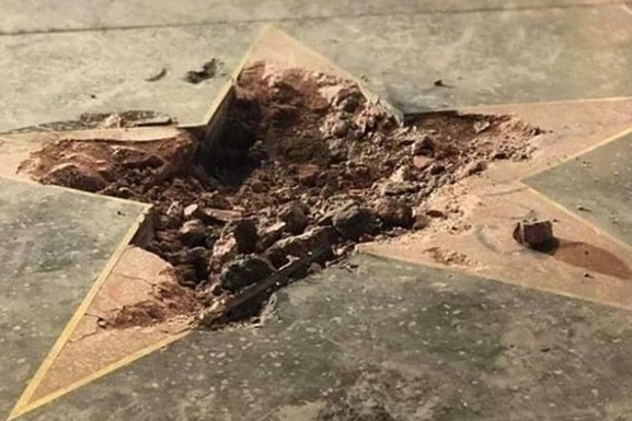 Вандалы разбили звезду президента США Дональда Трампа на Аллее славы в Голливуде