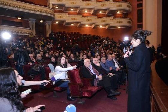 Օպերային թատրոնի աշխատակիցները Նազենի Ղարիբյանից պահանջում են հեռանալ պաշտոնից, հակառակ դեպքում իրենք գործադուլ կիրականացնեն