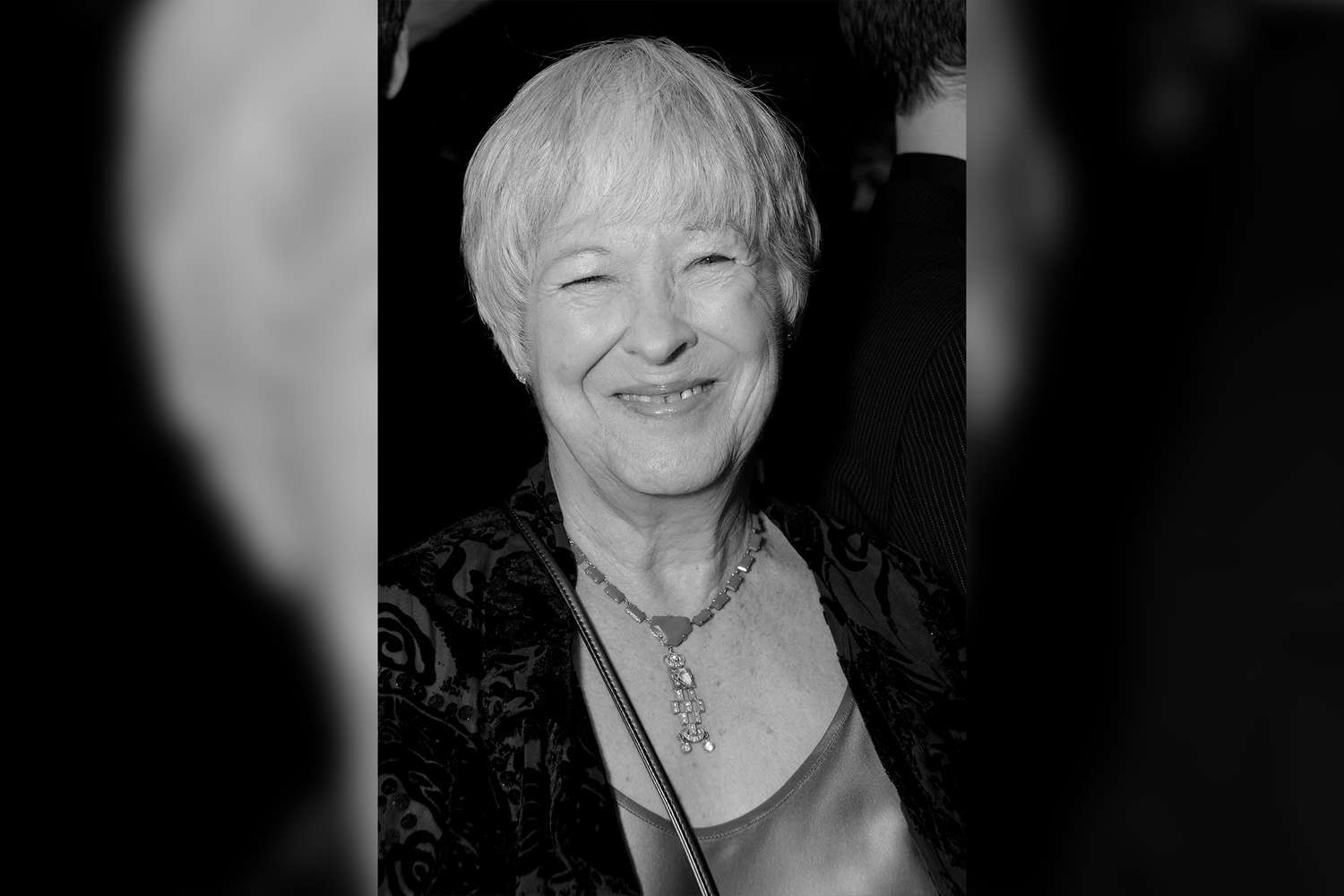Умерла дизайнер Мэй Раут, создавшая «инопланетные» костюмы для Дэвида Боуи в фильме «Человек, который упал на землю»