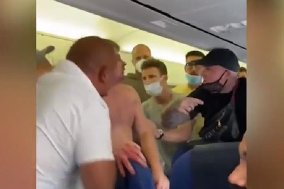 В самолете началась драка после отказа двоих пассажиров надеть маски