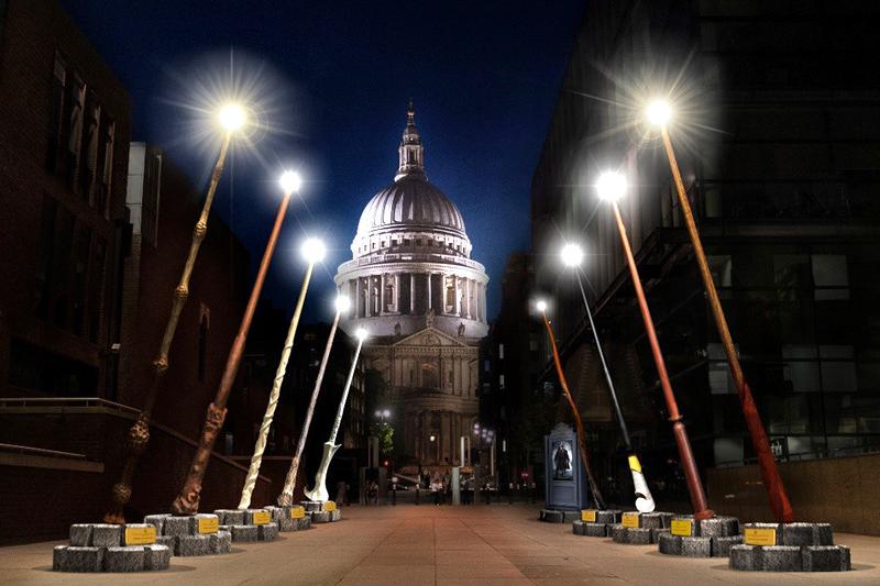 В Лондоне установили гигантские светильники в виде волшебных палочек из вселенной Гарри Поттера