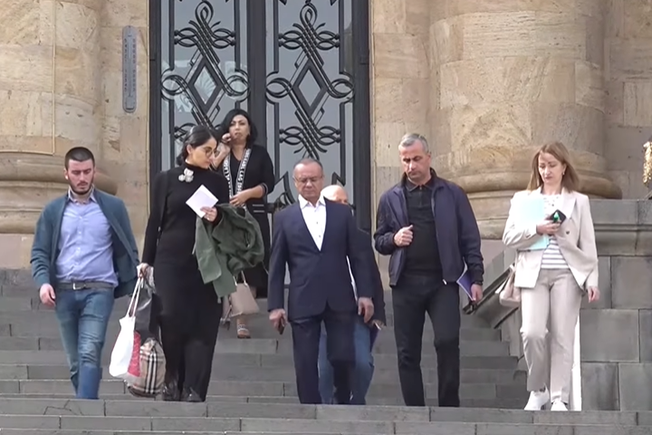 ԱԺ ընդդիմադիրները բոյկոտել են հերթական քառօրյան՝ հայտարարելով՝ այսօր մեկնում են Արցախ 