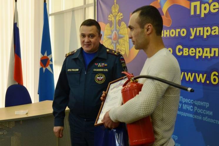 Жителя Екатеринбурга, спасшего при пожаре троих детей, выселили на улицу вместе с семьей