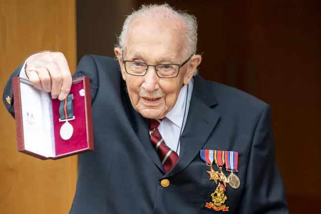 В Британии 100-летний ветеран Второй мировой собрал более £30 млн дня врачей