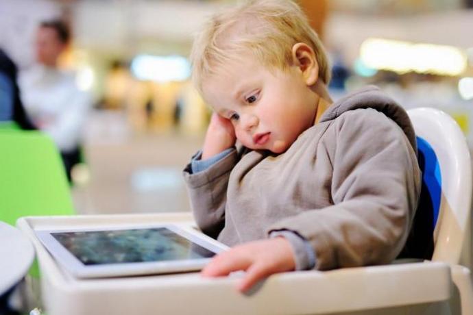 Дети до пяти лет не должны проводить перед экраном больше часа в день: ВОЗ