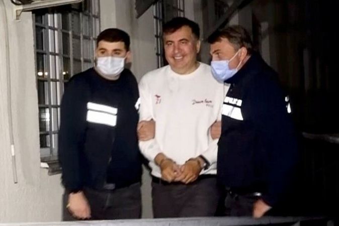 Оказавшийся в тюрьме Михаил Саакашвили объявил голодовку и требует встречи с консулом Украины