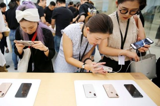 Компания Apple стала первой в США и второй в мире, чья капитализация превысила показатель в 2 трлн долларов
